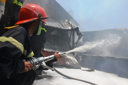 Toàn cảnh vụ kho chứa cồn ở Văn Điển bốc cháy, nhiều hàng hóa bị thiêu rụi  